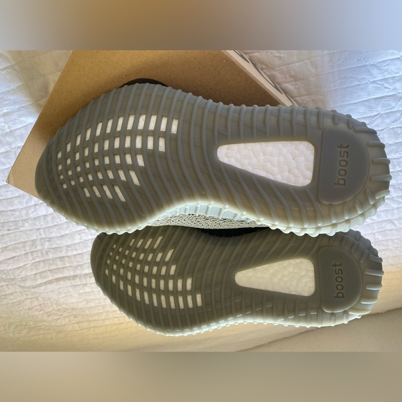 Adidas Yeezy Boost 350 V2 (Granite/Core Black/Granite) HQ2059 - Picture 4 of 8